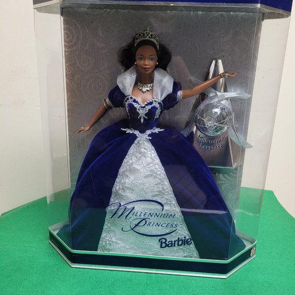 (2) Millennium Barbies . - Picture 8 of 8